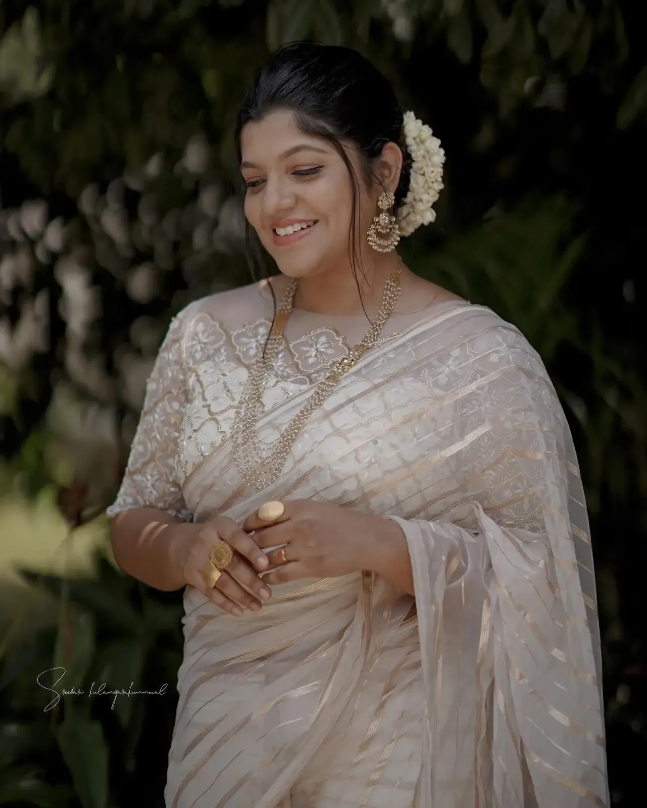 INDIAN ACTRESS APARNA BALAMURALI PICS IN TRADITIONAL WHITE SAREE